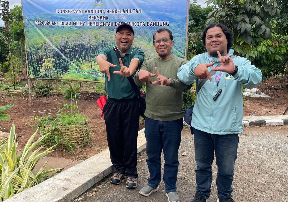 Universitas Taruna Bakti Dukung Program Konservasi Bandung Berkelanjutan Melalui Aksi Penanaman Pohon di Taman Kehati