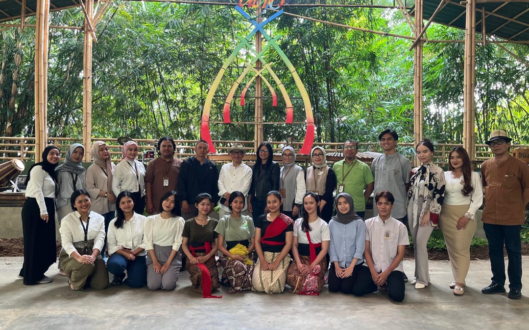 Pengabdian Kepada Masyarakat: Universitas Taruna Bakti Laksanakan Pelatihan Musik dan Manajemen Pertunjukan di Saung Angklung Udjo